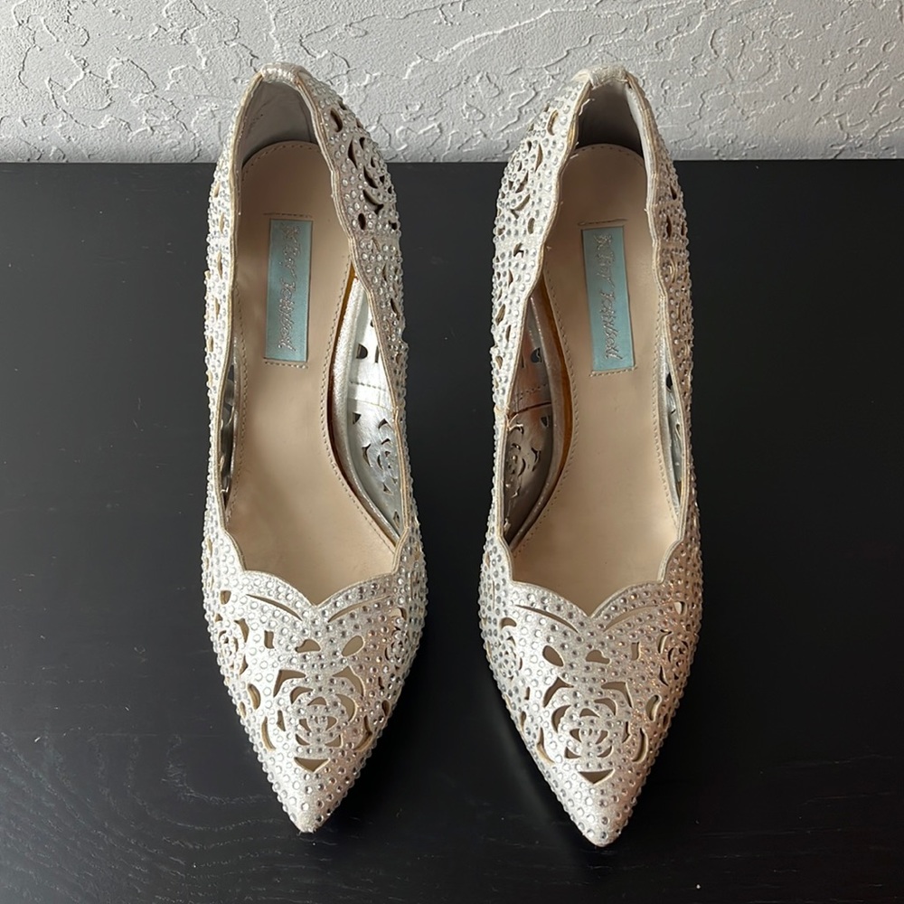 Sparkling Betsey Johnson Elsa Pointed Toe Cut-Out Pumps • 8.5 • 4 in heel